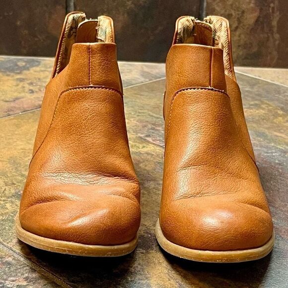 B O C By Born Lucky Brown Ankle Heel Booties 6 1/2 - Picture 5 of 14
